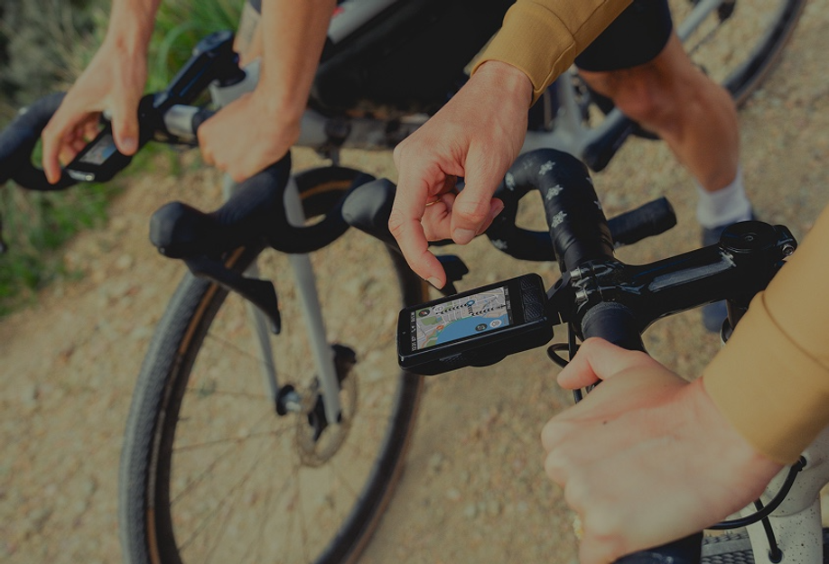 Twee gravelbikers die beide hun eigen Wahoo Elemnt Roam 3 navigatie bedienen op hun sturen