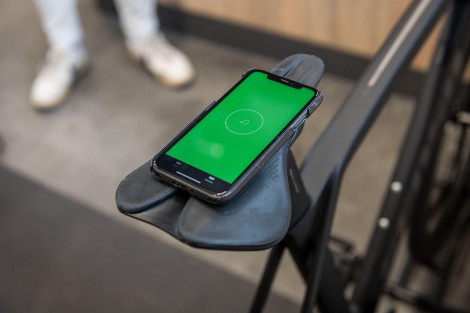 Telefoon met graden app op een zadel met 0 graden, zodat je deze minimaal kan aanpassen en controleren