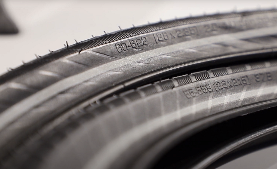 Ingezoomd beeld op gegevens van 2 buitenbanden met de maten 60-622 [28 x 2.35] en 55-559 [26 x 2.15]