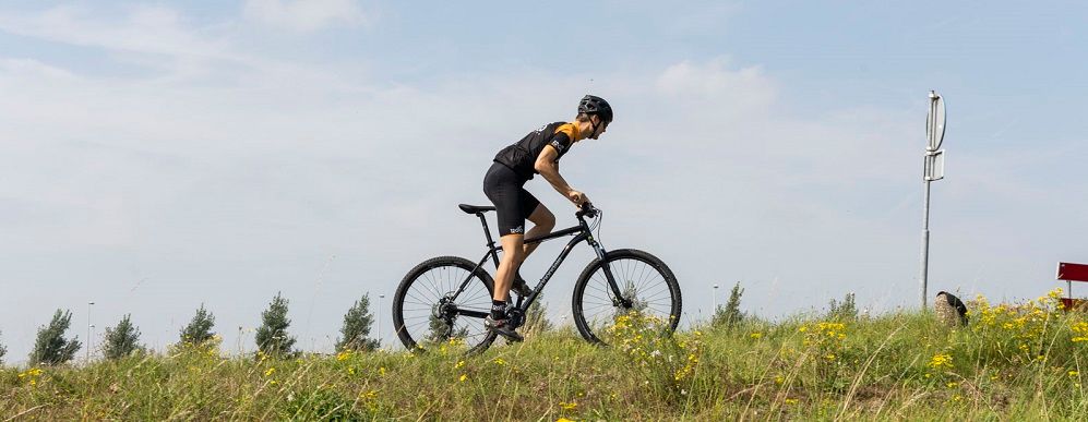 mountainbike wheelie maken