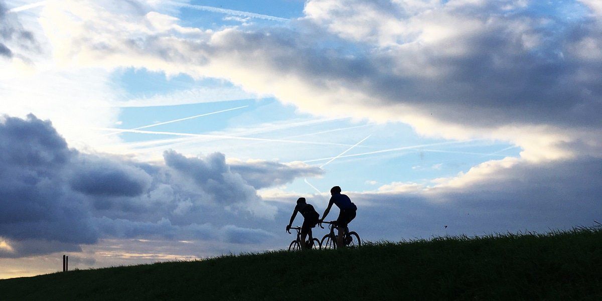 fietsen op de dijk