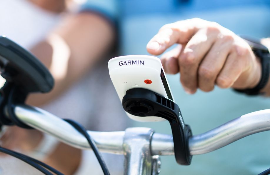 Garmin Edge Explore 2 bevestigt met houder op stuur vanaf de onderkant