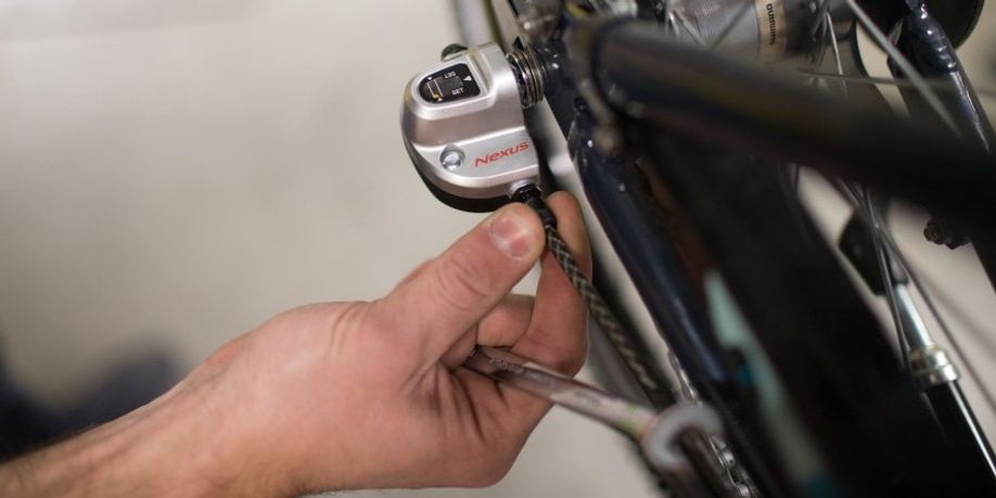 Versnelling wordt afgesteld