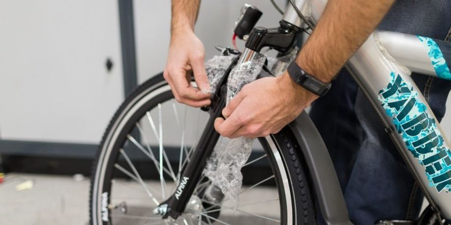 Verpakkingsmateriaal wordt van de fiets gehaald