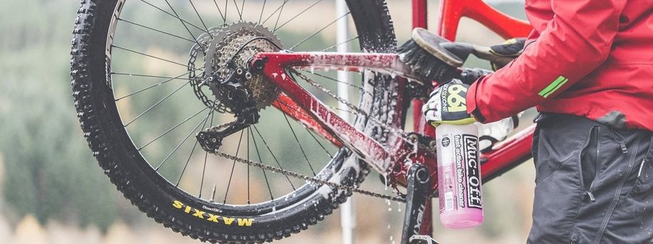 mountainbike schoonmaken na rit door de sneeuw
