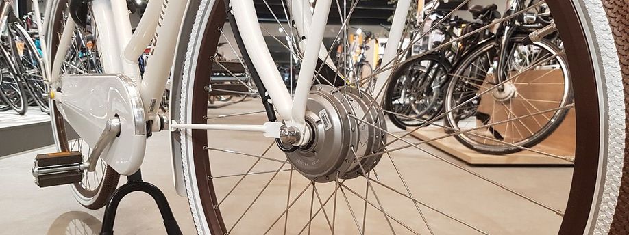 Voorwielmotor in een witte fiets