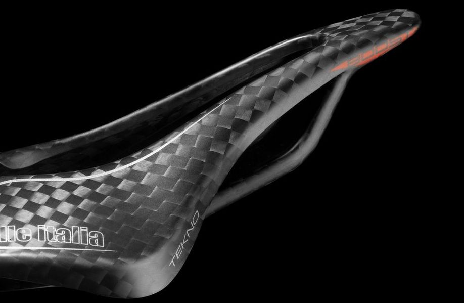 Selle Italia Boost carbon zadel met Tekno logo, uitsparing en zwarte achtergrond