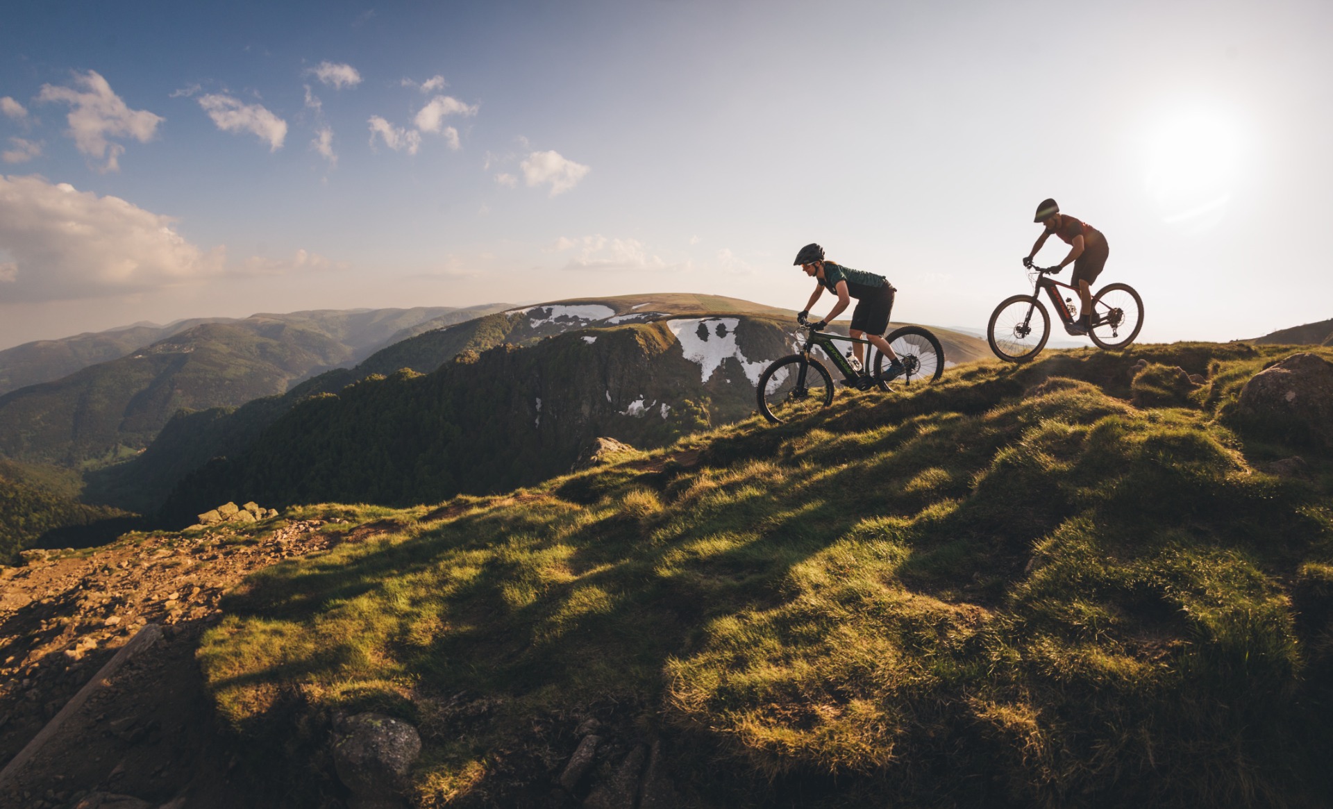 elektrische mountainbikers op de berg