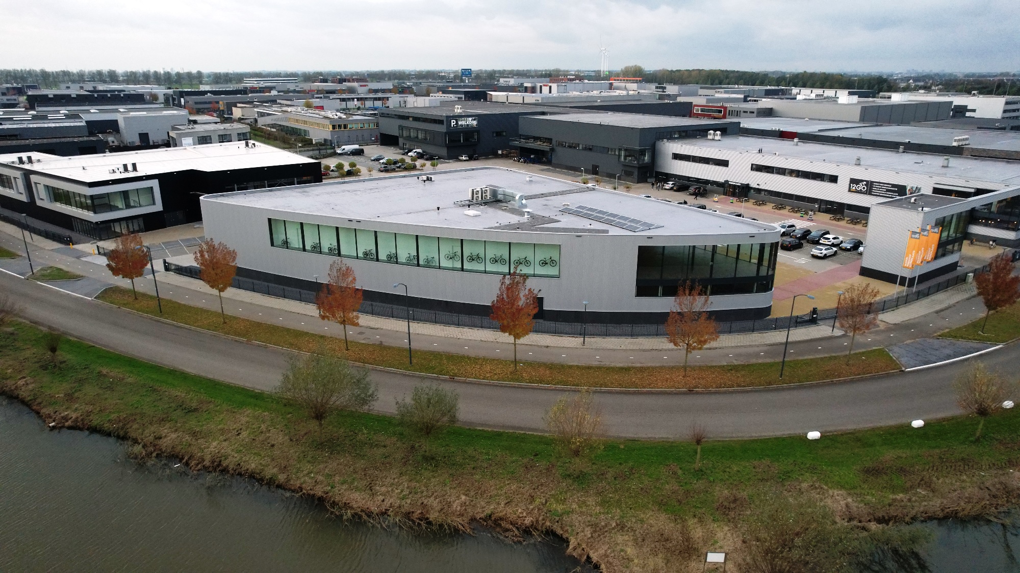 Foto nieuwe servicewerkplaats